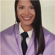 Profesora imparte clases a niños y niñas de infantil y primaria